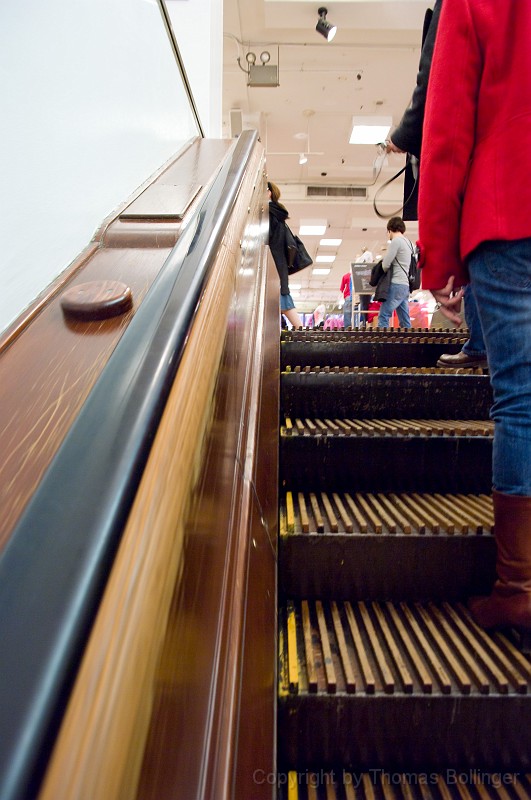 usa-0049.jpg - Alte Holzrolltreppe in Macy's