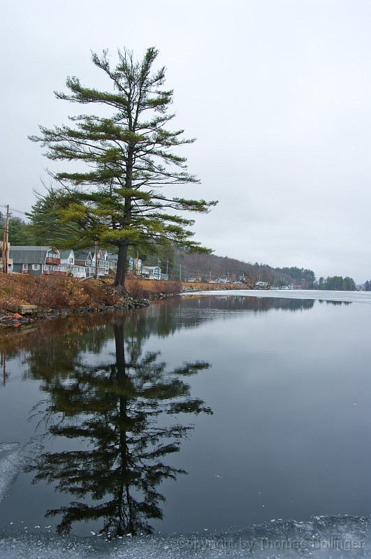usa-0126.jpg - Lake Winnipesaukee, ca. 41 km lang und ca. 16 km breit und ... noch teilweise zugefroren, brrrr.
