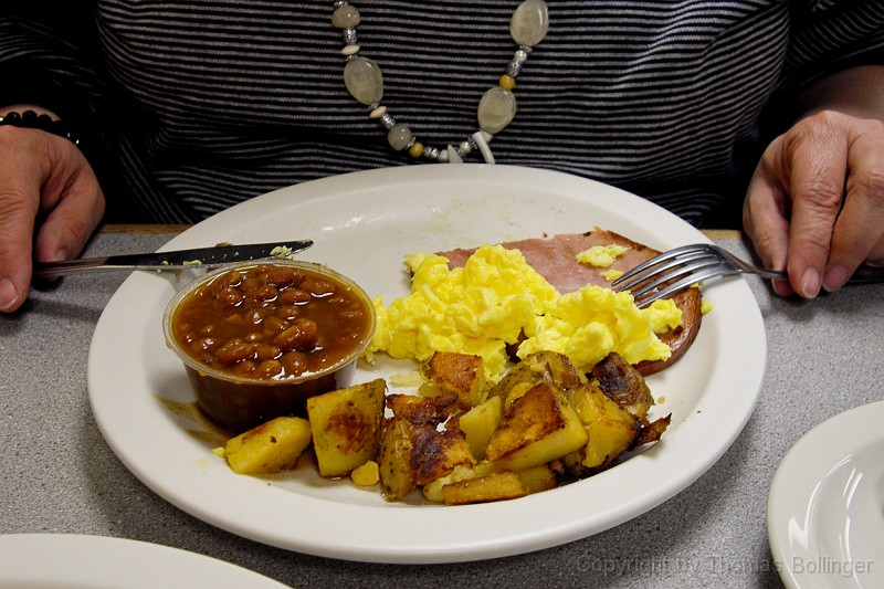 usa-0136.jpg - Bratkartoffeln, Rührei, gebr. Schinken und geb. Bohnen in süßer Sauce